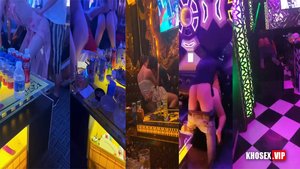 Móc bím xoa vú địt xã đồ em tiếp viên karaoke